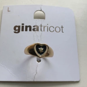 Ring - En jättefin helt ny oanvänd ring ifrån ginatricot. Köptes för 80 kr. Säljer eftersom den är lite för stor för mig. 💕⚡️