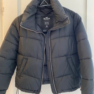 Jacka - Intresskoll! Svart puff jacka från hollister som är i jätte bra skick, syns att den är använd men inga defekter. Köpte jackan för 1000💞vill se vad jag kan få för den💞💞