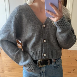 Stickad Grå tröja  - Jätte fin helt oanvänd grå stickad tröja. Är från Monki och i storlek XS. Köpt för ca 1 år sedan och som sagt aldrig använd. Jätte fint skick och inte stixig💗 skriv priv vid intresse 