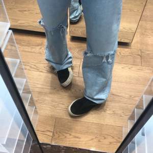 Säljer dessa populära jeans från Zara jag köpte förra året. Köpte de i storlek 40 men de har krympt lite i tvätten. Andvänder inte längre för de inte passar. Köparen står för frakt!