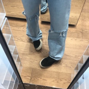 Jeans  - Säljer dessa populära jeans från Zara jag köpte förra året. Köpte de i storlek 40 men de har krympt lite i tvätten. Andvänder inte längre för de inte passar. Köparen står för frakt!