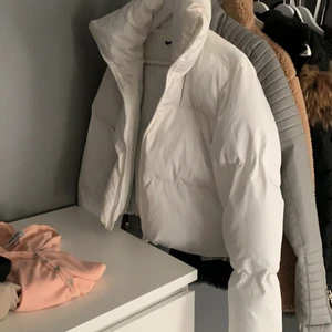 Jacka - Vit kort jacka som går till midjan, upptäckte medans jag tog kort att på kragen kvar det lite missfärgat så därför lägre pris. Köpte av en tjej härifrån som hade köpt den på shein. jag köpte den för 200-300kr