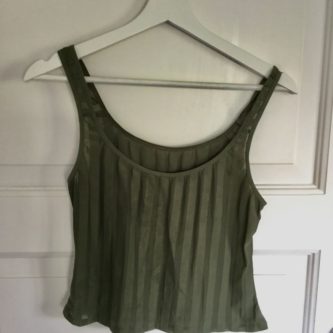 Olivgrönt mesh linne  - 90