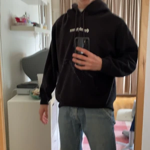 Svart grande amore hoodie - Skit najs hoodie köpt från hm för ca två år sedan, bra condition