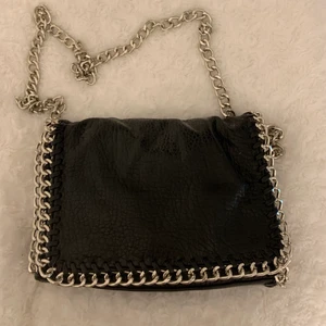 Svart väska  - En söt väska som jag aldrig har använt 