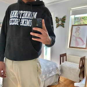 Vintage Hoodie - Snygg vintage Hoodie med trycket ”Minnetonka Womens Soccer”. Hör av dig om du har några frågor/vill ha fler bilder på plagget 💫