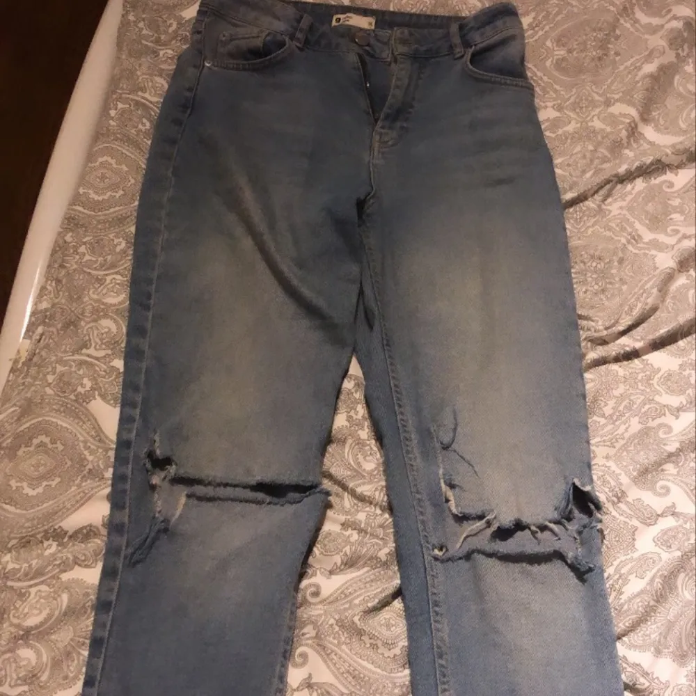 Snygga mom jeans från Gina tricot i fint skick💖knappt använda! Frakt tillkommer 💕. Jeans & Byxor.