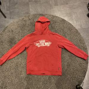 En vinröd hoodie från Vans storlek x-large barn 