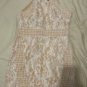Plt fest klänning - Highneck, oanvänd från PLT, vit lace material. Storlek 42 men är liten i storlek, passar 38, pris går att diskuteras. Skriv pm
