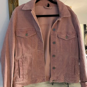 Manchesterjacka från H&M  - Rosa jacka i Manchester 