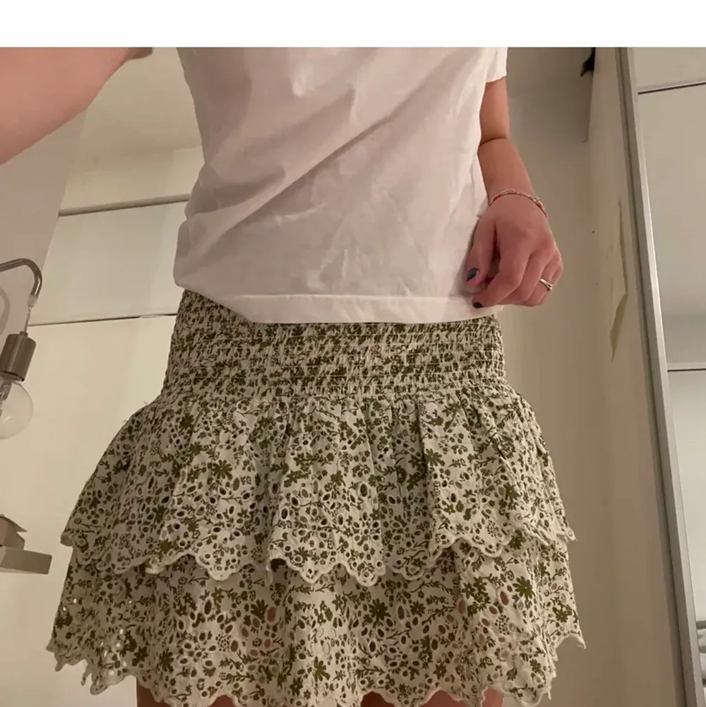 Säljer denna kjol då den inte kommit till användning. Aldrig använd!❤️ Har bud på 200!! (Lånade bilder). Kjolar.