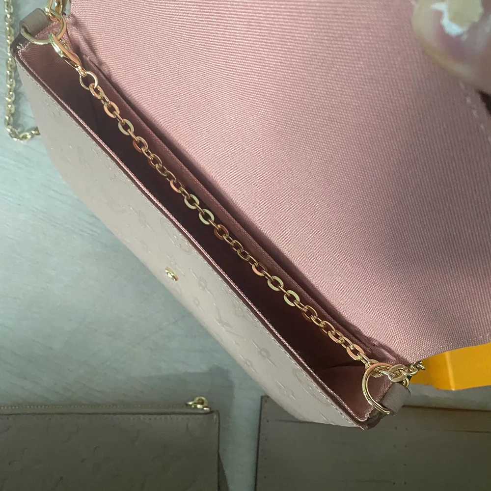 Säljer en helt oandvänd Louis Vuitton väska. Låda ingår, samt de två ”korthållarna” som finns med på bilderna. Finns inga skador/fläckar alls på väskan då den är helt oandvänd. Väskor.