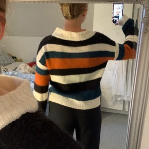 Randig stickad tröja - Säljer denna randiga stickade tröjan från Vero moda. Fina färger som passar bra till hösten.