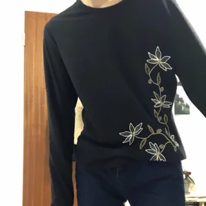 Långärmad blommig tröja - Jättefin tröja med broderi