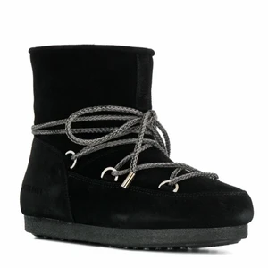 Moonboots - Säljer mina fina moonboots av mocka!! Använd ett par gånger men känns som helt nya. Nypris: 3000kr men jag säljer för 1700kr. Storleken är 40 men skulle säga att dom är små i storleken då jag brukar ha 38/39