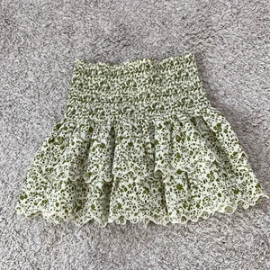 Kjol  - Jätte fin kjol från Zara men som är tyvärr för stor. Köparen står för frakten och budgivningen börjar på 90kr, eller köp direkt på 250+frakt💗😋