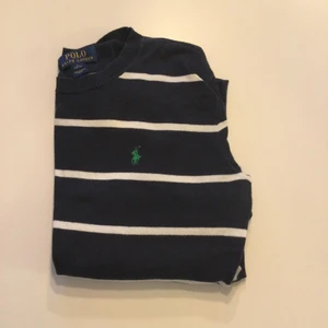 Randig navy och vit Ralph Lauren tröja - Använd men fint skick! Skriv vid frågor