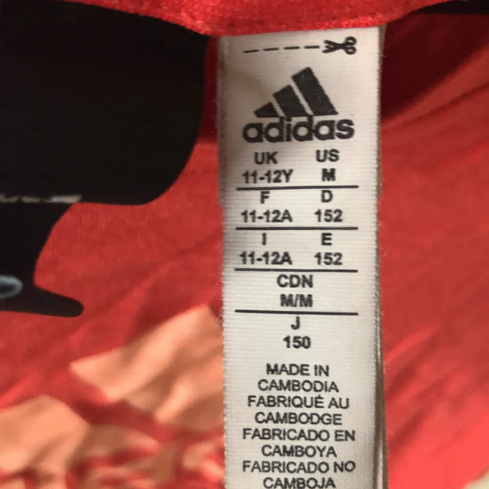 Adidas T-shirt, färgen är röd/rosa/korall. Litet hål nedtill. Storlek 152, passar XS. T-shirts.