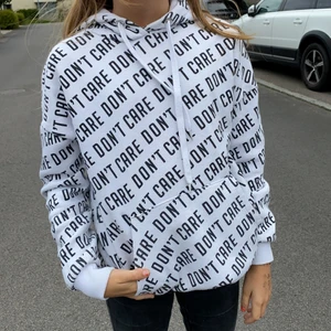 Vit & svart hoodie  - Storlek: xxs, bra skick, pytteliten fläck men syns knappt, inte så gammal.