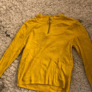 Gul tröja - Använd 1-3 gånger men är i bra skick 