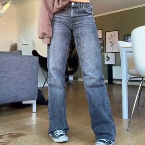 zara mid rise  - sjukt snygga zara jeans som jag köpte här på Plick. De var för små till mig så säljer de vidare💕 säljer fortfarande jeansen och budgivningen stämmer inte pga oseriös köpare!!