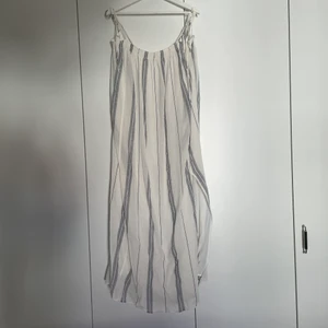 Sommarklänning  - Sommarklänning från H&M i storlek M!☀️