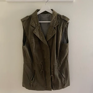 Väst - Säljer dennna as coola gröna väst med nitar, perfekt nu till hösten☺️ Den är i jeansmatrial med dragkedja och flera fickor. Ingen storlek medges men den passar XS-M!!