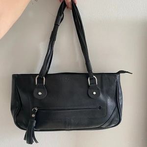 Svart shoulder bag - Svart shoulder bag i skinn. Nästan helt oanvänd och i bra skick. 