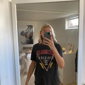 Säljer denna fina oversized T-shirten från Nelly⭐️