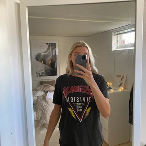 Rockig T-shirt med tryck fram och bak - Säljer denna fina oversized T-shirten från Nelly⭐️