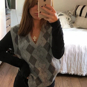 Grå rutig väst  - Västen är köpt på secondhand för ett tag sedan och endast använd av mig ett antal gånger efter jag köpte den! Sitter lite lagom oversized och passar nog de flesta storlekar☺️