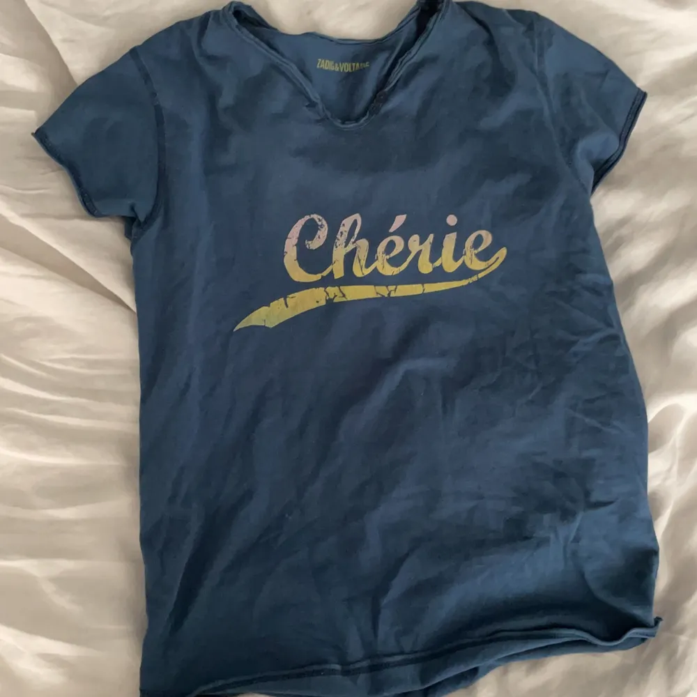Supersöt zadigtröja med text ”cherie”. Använd sparsamt. Den är från barnavdelning i storlek 16 år, men passar en vuxen s. . T-paidat.