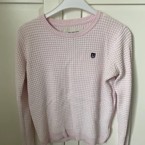 Superfin tröja från Bondelid. - En superfin & härlig stickad tröja från Bondelid. Rosa/vit rutig💓 Tröjan är ganska tunn, strl S.