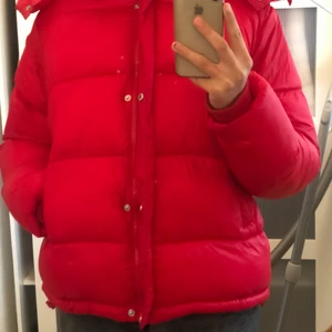 Pufferjacket - En fin pufferjacka från bikbok som jag säljer för att den inte kommer till använd längre. Den är änvänd 1-2 gånger. Köpare står för frakten.