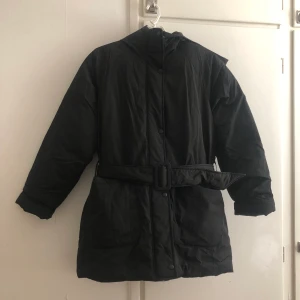 Puffer jacket från monki  - Använd 1 vinter jätte fin jacka,  stor i storleken passar även M och till och med L 