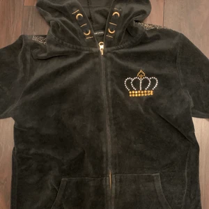 Zip up hoodie - Intressekoll på denna jättefina zip up hoodie. De är barnstorlek men skulle säga att de är str xs funkar för mig som är S också!💕