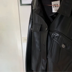 Skinnskjorta - Skjorta i skinn från zara. Storlek s, i nyskick. Köparen står för frakten 💖