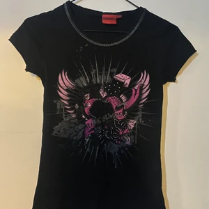 Trendig snygg tröja med coolt tryck - Trendig snygg t-shirt med coolt tryck. Använd en eller två gånger, bra skick. Det står att tröjan är i storlek 158/164 men skulle säga att den passar XS/S och är relativt tajt i passformen. Pris går att diskuteras