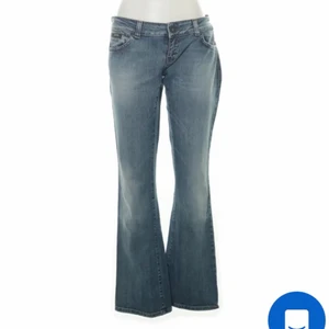 Jeans - Skitsnygga lågmidjade jeans som tyvärr var lite för små för mig. Dem är i bra skick och så. Skriv bara om du vill ha fler bilder eller har någon fråga🥰