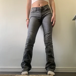 Lågmidjade jeans - !INTRESSEKOLL! Är inte säker på om jag ska sälja dessa. De är sjukt snygga i en ljus grå färg och sitter skit bra. Skulle säga att de är storlek S. De är väldigt stretchiga och sköna. Är ungefär 160cm lång och de är väldigt långa för mig💕köpta secondhand! Innerbeneslängd: 82cm midjan: 32cm