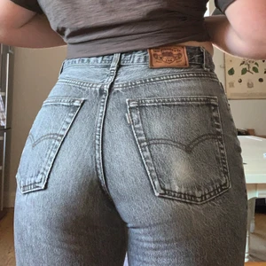 Högmidjade gråa levis  - Högmidjade gråa levis, skriv för fler bilder☺️