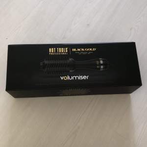 Hot tools black gold volume dryer. Helt ny, köpte för 3 veckor sedan och insåg att jag ej kommer att använda den. Ger håret mycket volym, torkar och stylar håret på en och samma gång. Nypris: 895kr 