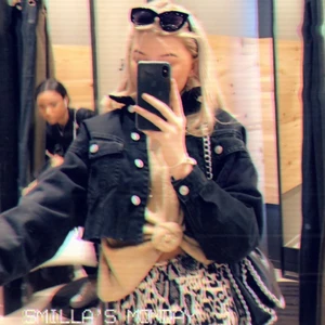 Jeansjacka  - Säljer min cropade jeansjacka ifrån zara som är slutsåld, skit snygg jacka som är oversize i storleken men sen är kort