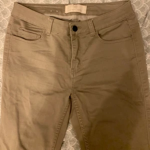Jeans  - Säljer dessa fina jeansen från pieces då de inte riktigt är min stil. De är medelmidja skulle jag säga, de är i ett mjuk jeansmaterial skulle jag beskriva det som! Vet ej vad det är för storlek men skulle gissa på M ungefär. Skriv för fler bilder💞