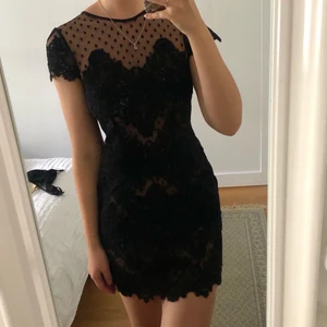 Ida Sjöstedt Paris Dress - Jätte fin spets klänning från Ida Sjöstedt! Den är sparsamt använd och är i topp skick fortfarande. Ordinarie pris 1850kr men jag säljer den för endast 599kr! 🖤🖤