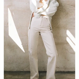 90s full lenght ZARA - Trendiga 90s full lenght jeans från zara i en beigegrå färg. Raw cut så kan klippas till önskad längd. Förlånga för mig som är 160. Helt oanvända, endast testade med lappen kvar. Pris + frakt. Köptes för 399kr