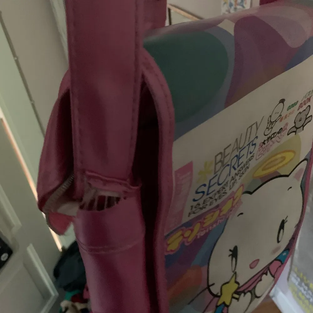 Jättefin och unik rosa-skimmrig sidoväska som är rymlig och praktisk, passar perfekt som skolväska o har flera fack🥇Slitning vid ena bandet men det kan man säkert fixa. Väskor.