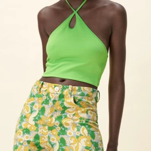 Grön zara topp - En grön topp från zara med knyte i nacken. Supersöt! Helt oanvänd. 