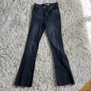 Gråa bootcut jeans - Mycket bekväma och stretchiga. Toppen skick 🙌🙌   Har själv tyvärr växt ur dem 