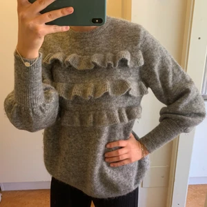 Stickad volangtröja från Inwear - Jättefin stickadtröja från Inwear, knappt använd! Storlek S, ganska oversized i sig själv! 